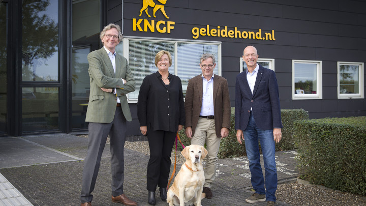Nieuwe rvt-leden presenteren zich voor het pand van KNGF in Amstelveen