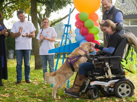 Sandra en haar assistentiehond Babbe bij de onthulling van de plaquette