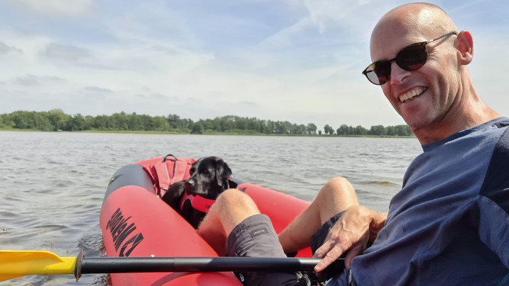 Peter-Paul samen met buddyhond in een boot