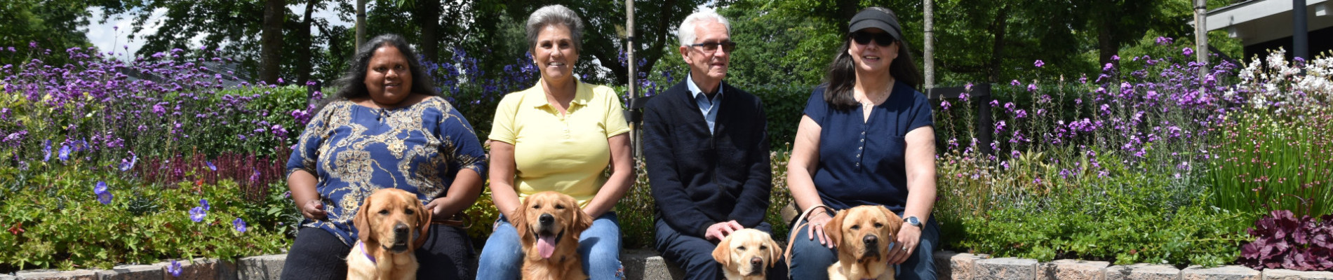 Groepsfoto schoolinstructie met instructeurs, 4 hondenbazen en hun geleidehonden