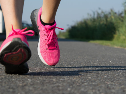 Rennende benen met roze hardloopschoenen