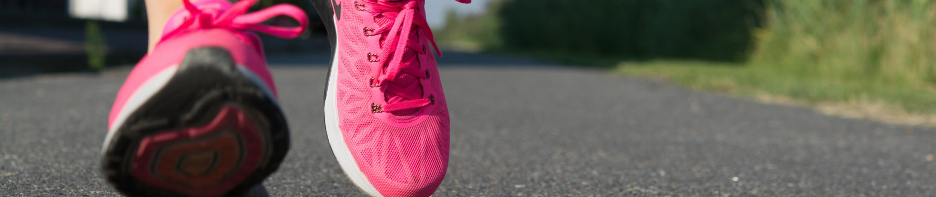 Rennende benen met roze hardloopschoenen