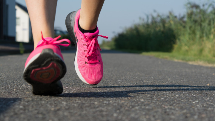 Rennende benen met roze hardloopschoenen