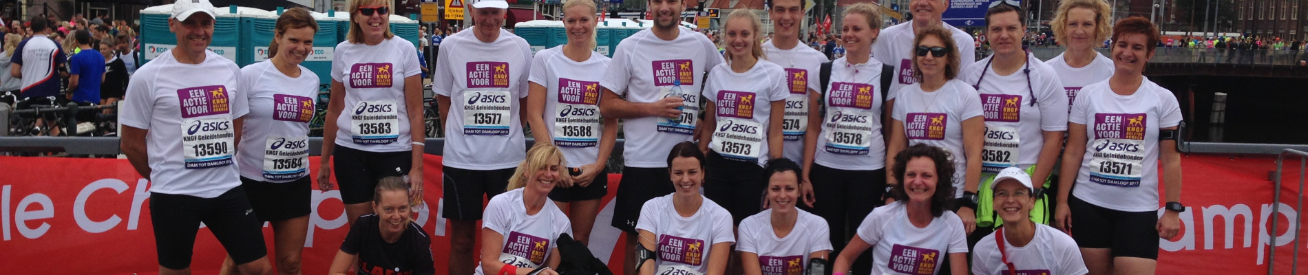 Een groepsfoto van deelnemers aan de Dam- tot Damloop