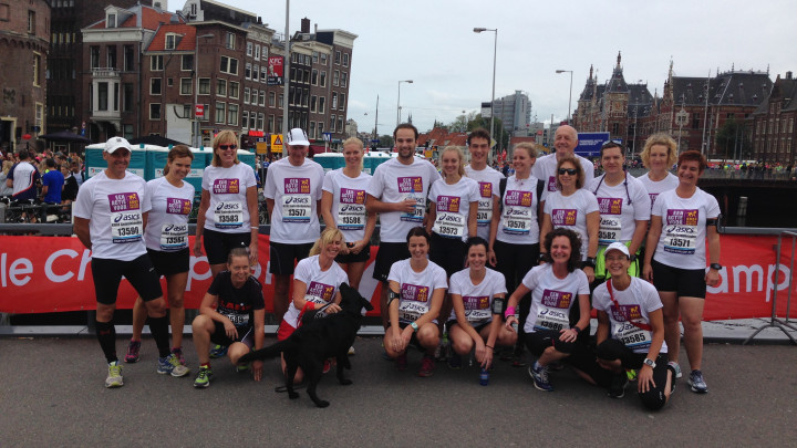 Een groepsfoto van deelnemers aan de Dam- tot Damloop