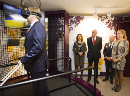 Koning Willem-Alexander op de eerste geleidehondenbeleving ter wereld bij KNGF Geleidehonden