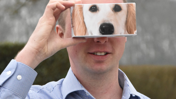 Een man kijkt door een virtual reality bril naar de 360 graden video