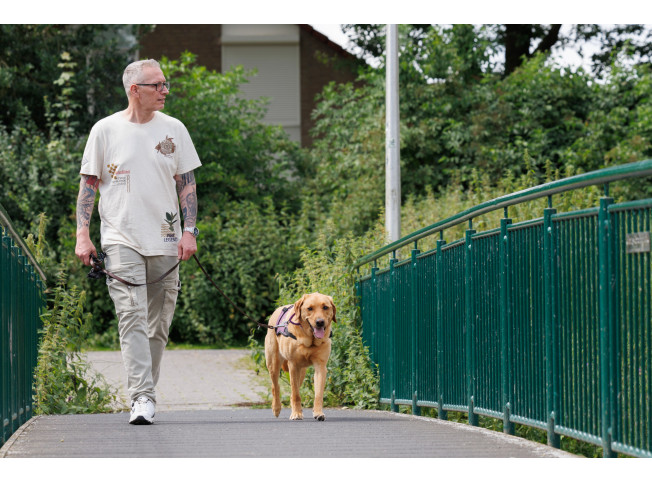 Alex en Hero lopen buiten samen over een brug