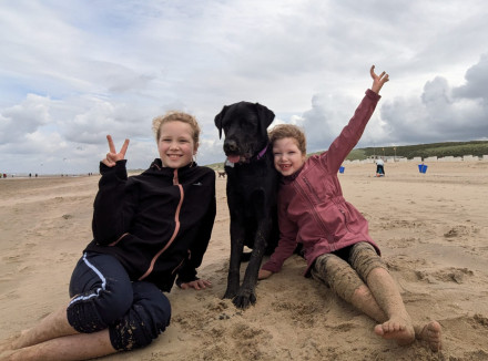 de meiden uit het gezin met memphis op het strand