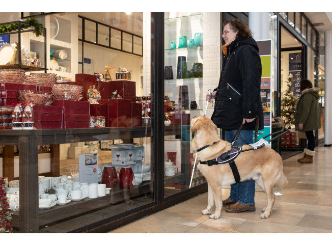 Martine en blindengeleidehond Hino toegankelijke winkel