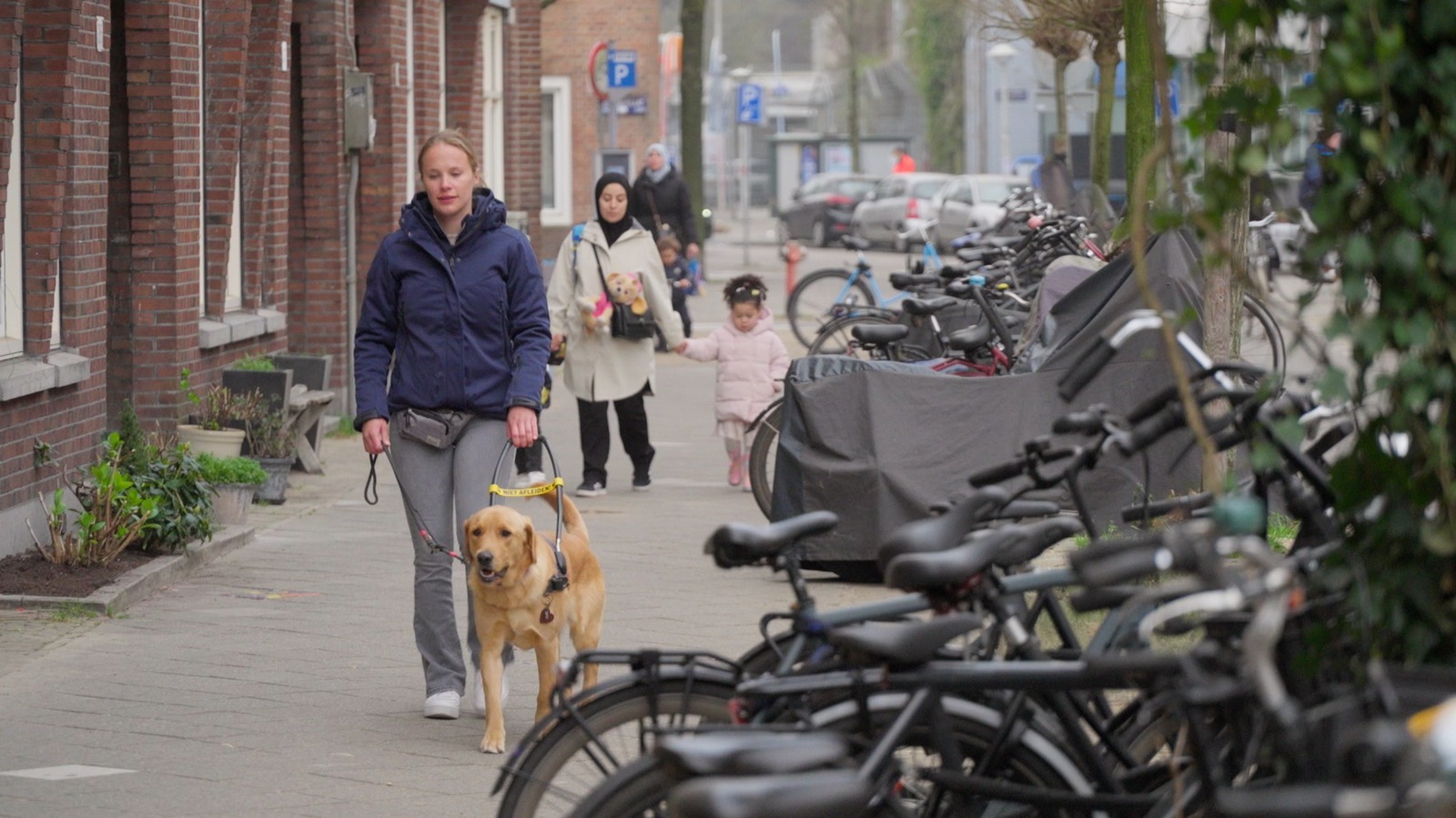 Laura buiten op straat aan het trainen