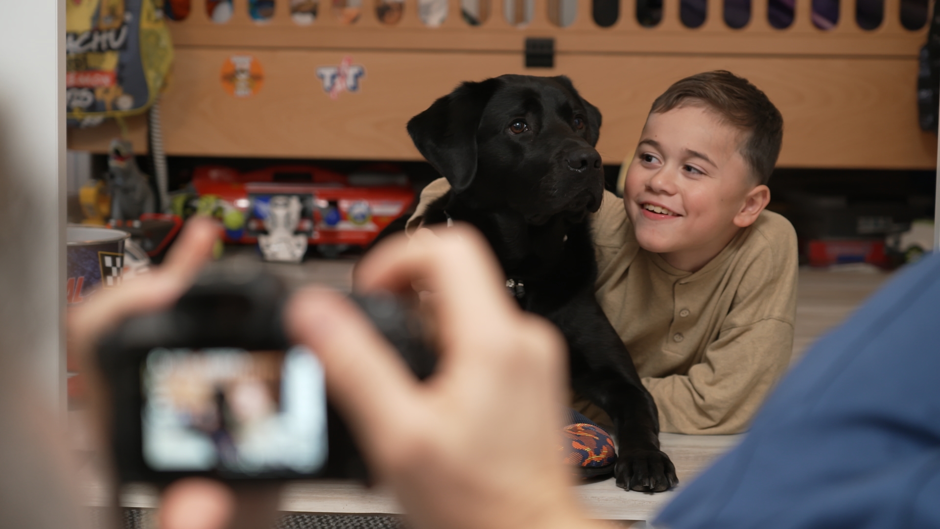 Lucas wordt met zijn hond op de foto gezet