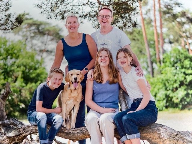 Portret van de familie met hun hond