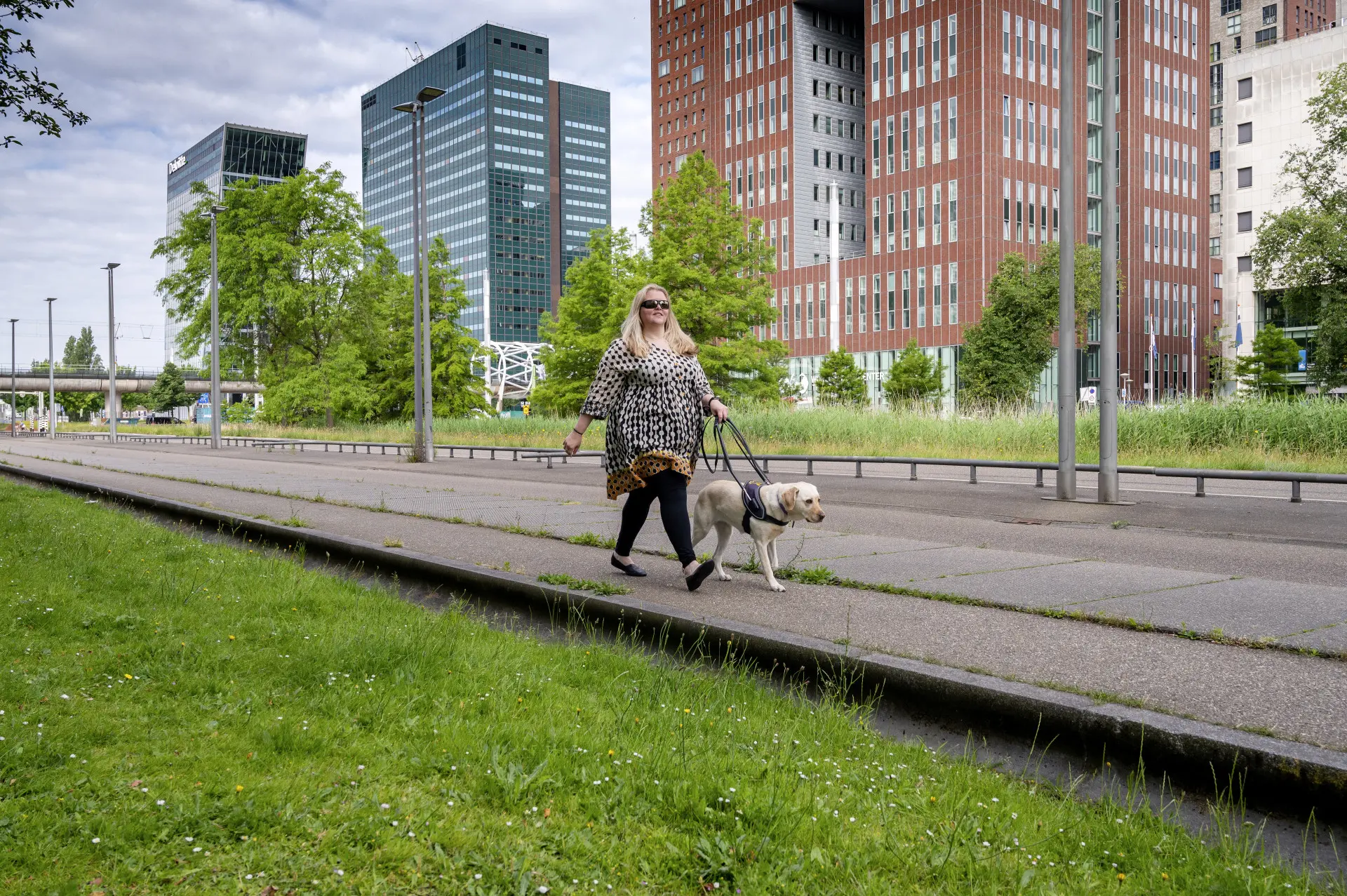 Willemijn loopt met geleidehond op straat