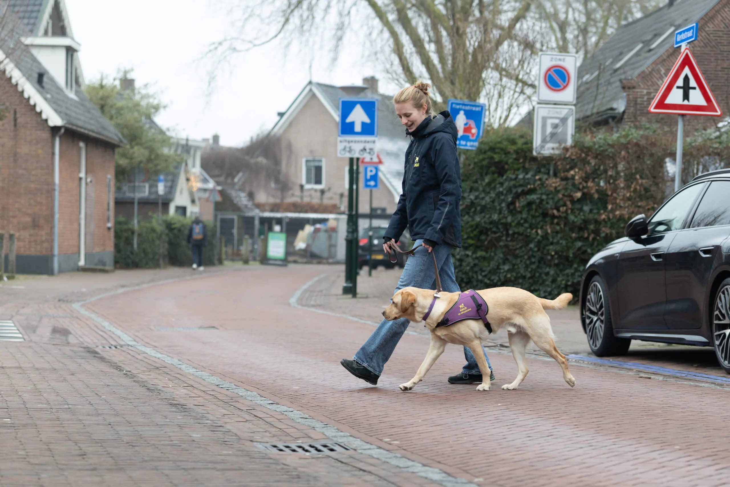 Instructeur Maud oefent oversteken met Japi