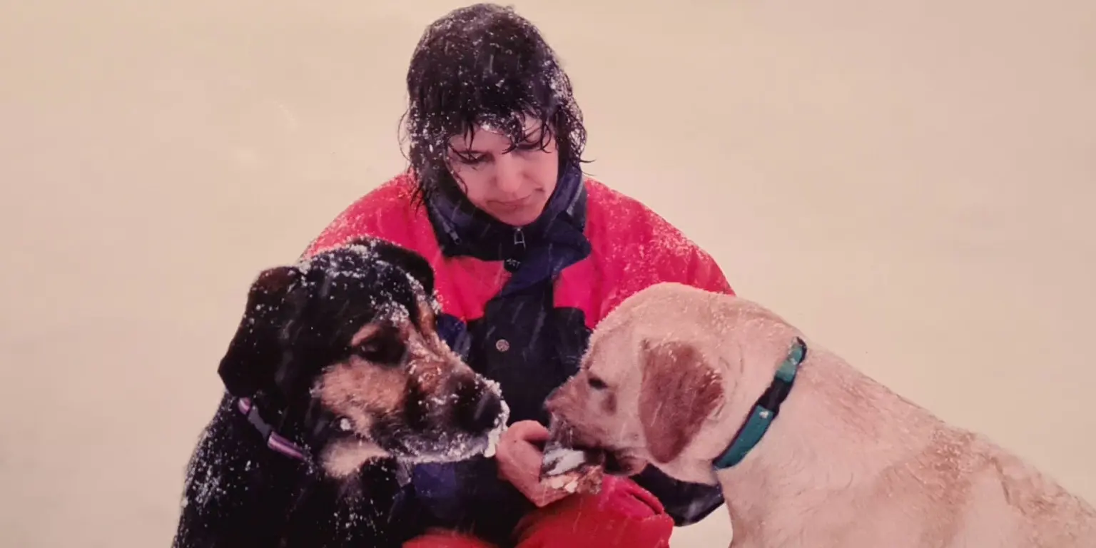 Ellen samen met haar eigen honden in een sneeuwlandschap