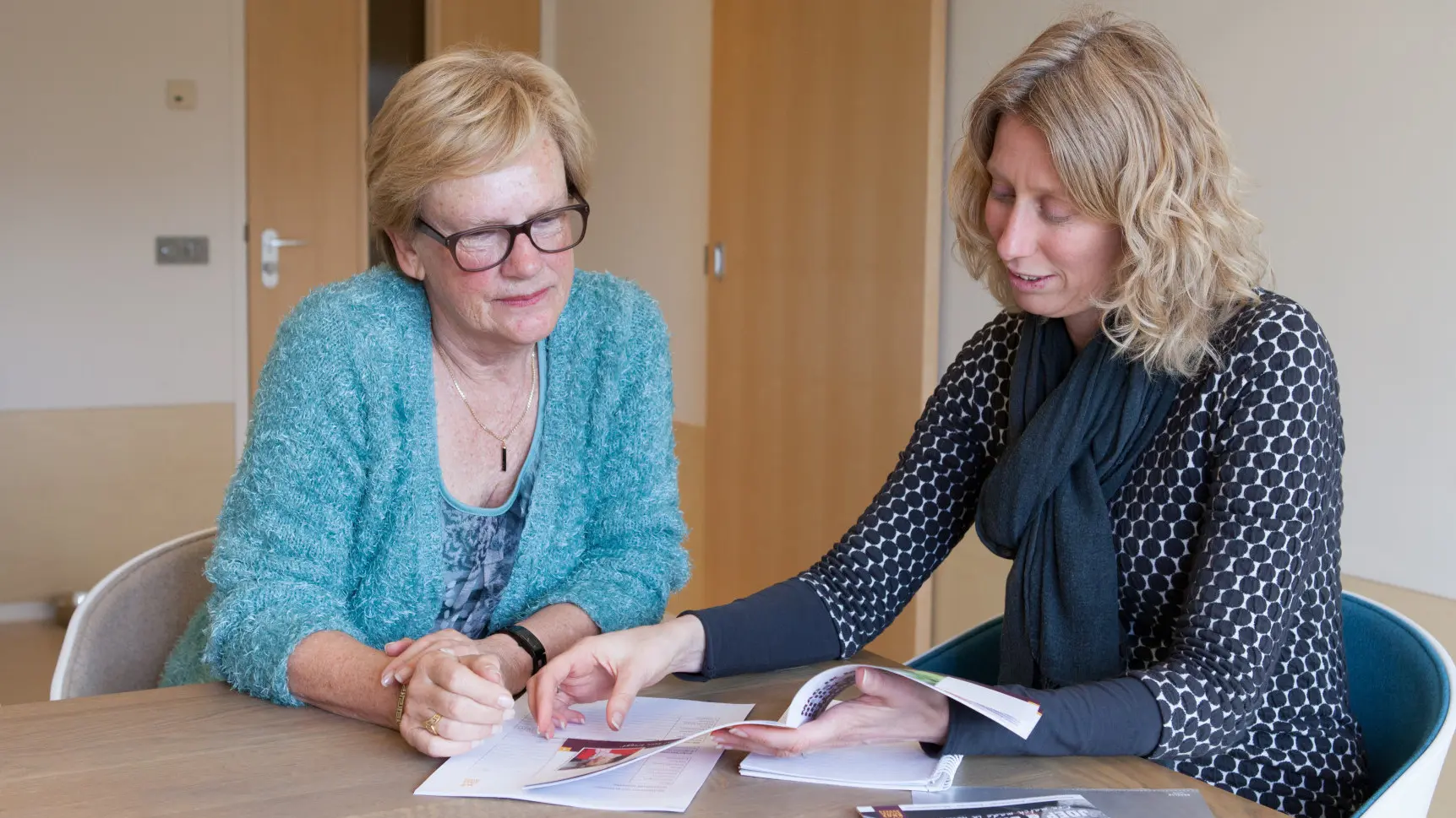 Patricia Elings, adviseur nalaten van KNGF, in gesprek met Rita