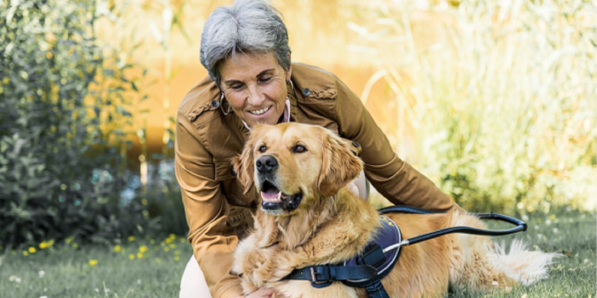 Margaret en haar hulphond samen in de tuin