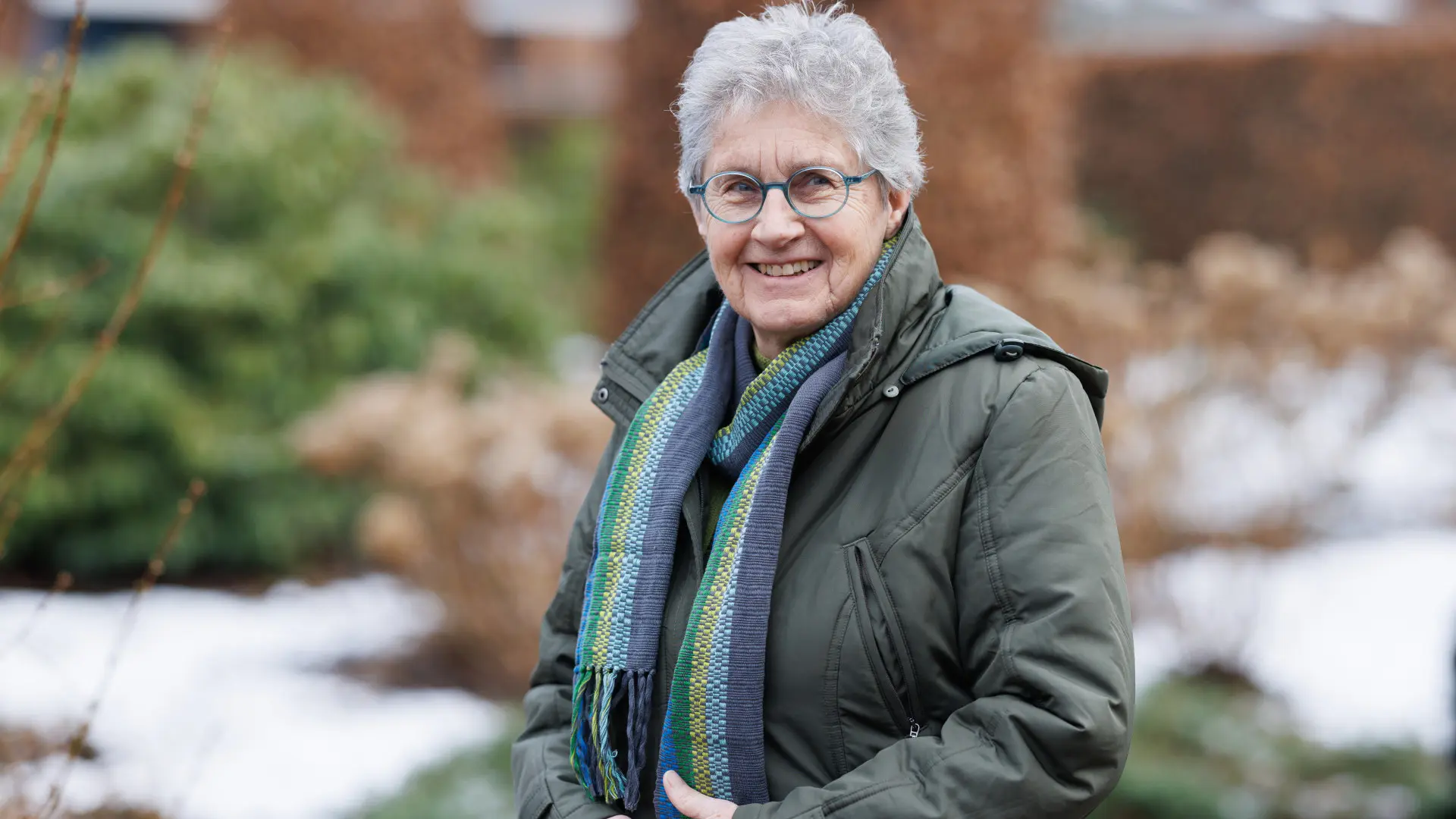 Henriette laat na aan KNGF en vertelt hierover, hier staat ze buiten poserend voor de fotograaf
