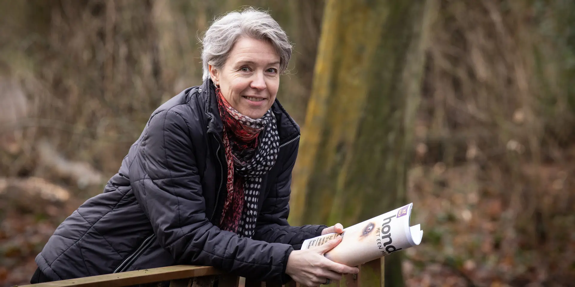 Tessa staat leunend tegen een balustrade en vertelt waarom zij nalaat aan KNGF