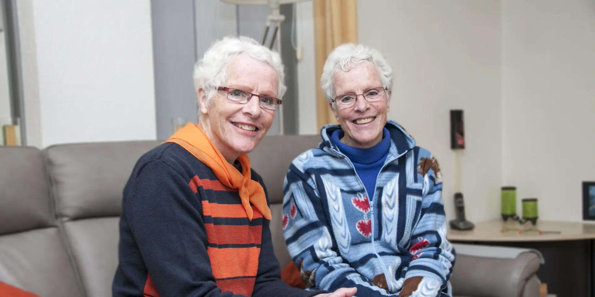 Marianne en Marijke zitten op de bank om te vertellen waarom zij nalaten aan KNGF