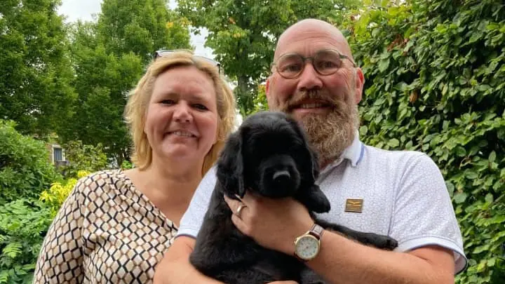 Familie van der Horst poseren samen met Grodo op de armen voor de camera