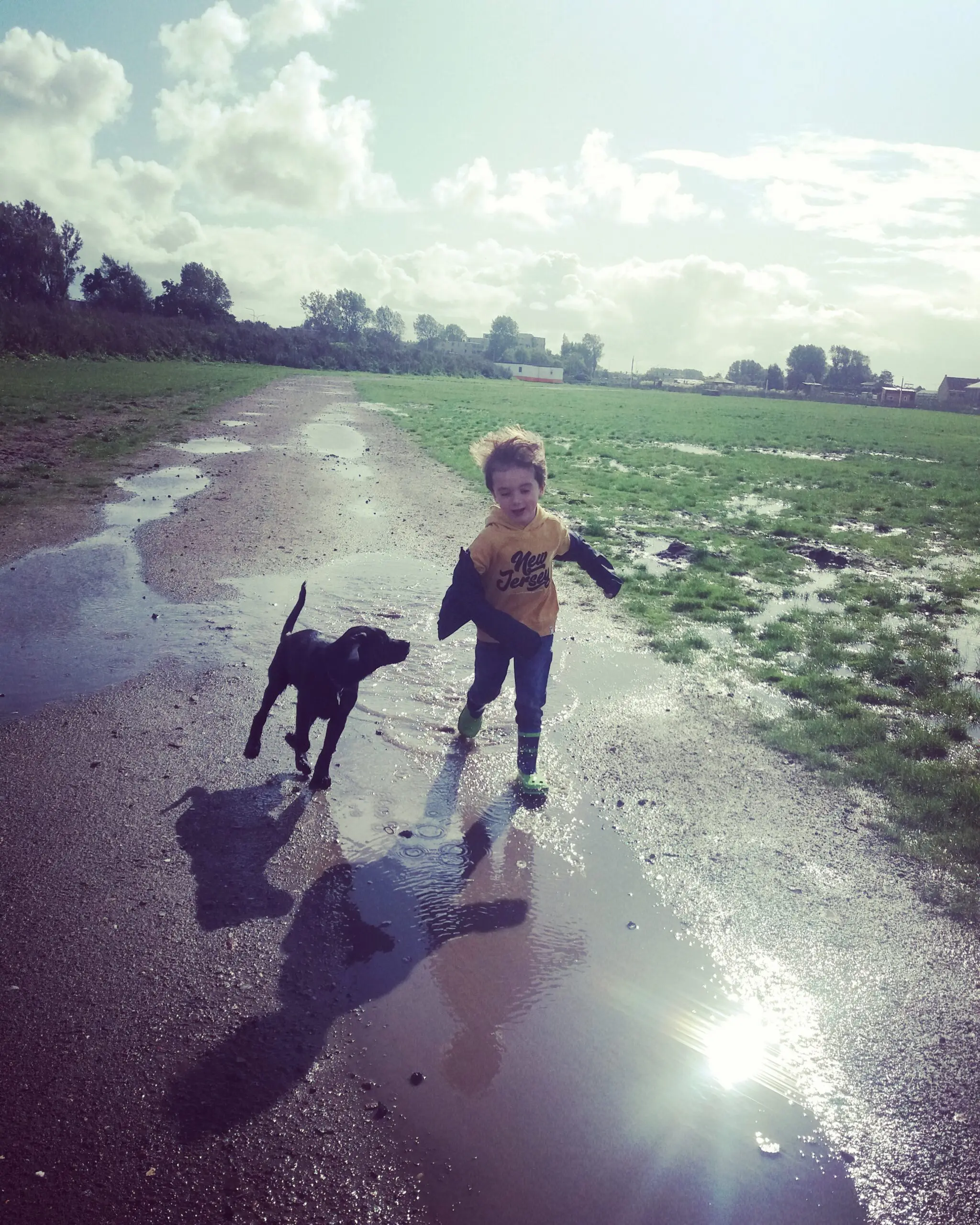 Joplin samen met Boaz een jonge jongen van 6 jaar oud, rennen over een pad