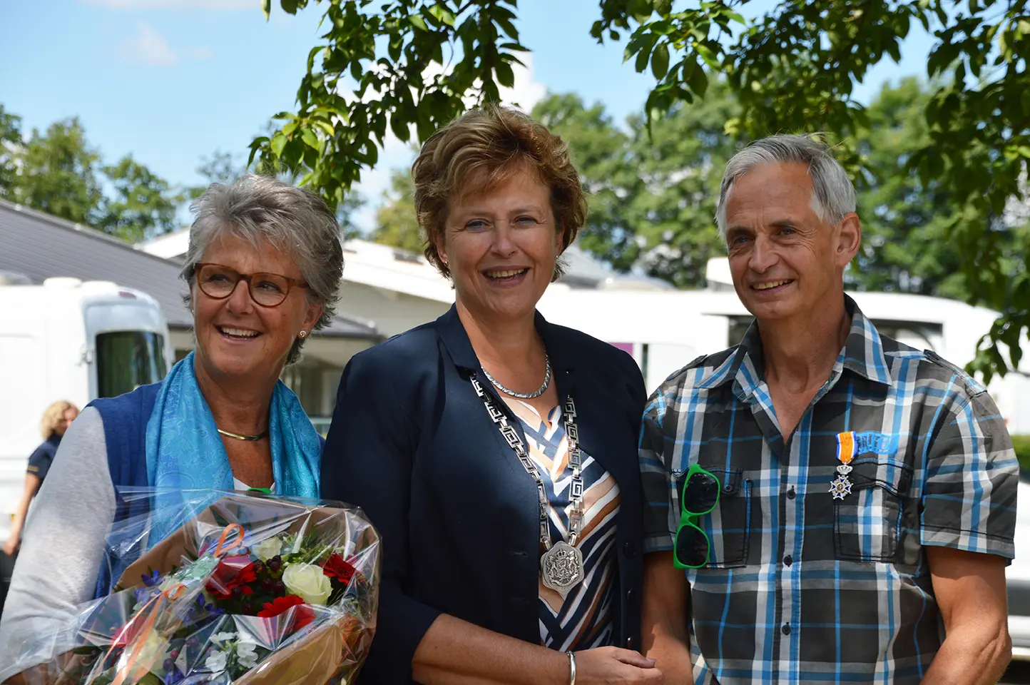 Vrijwilliger Ronald Breur posseert samen met familie met zijn onderscheiding