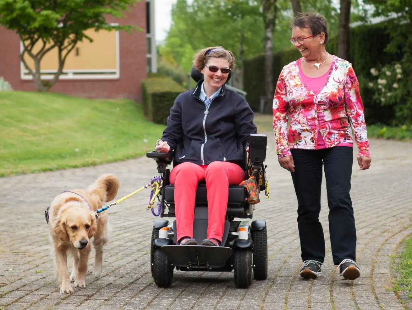 Gertrud, Sandra en hulphond Babbe pratend over straat