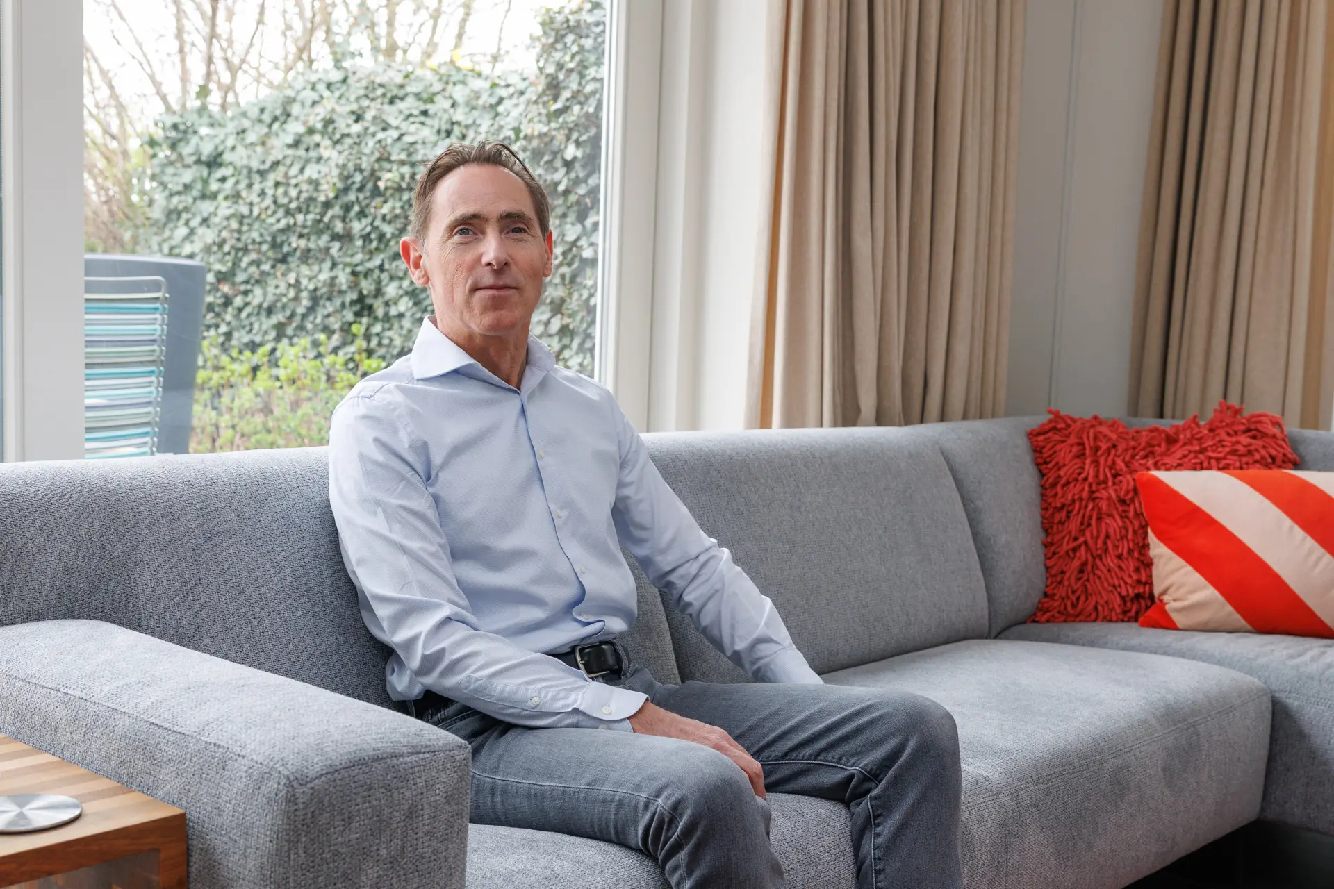 Een man, Mark, zit thuis op de bank