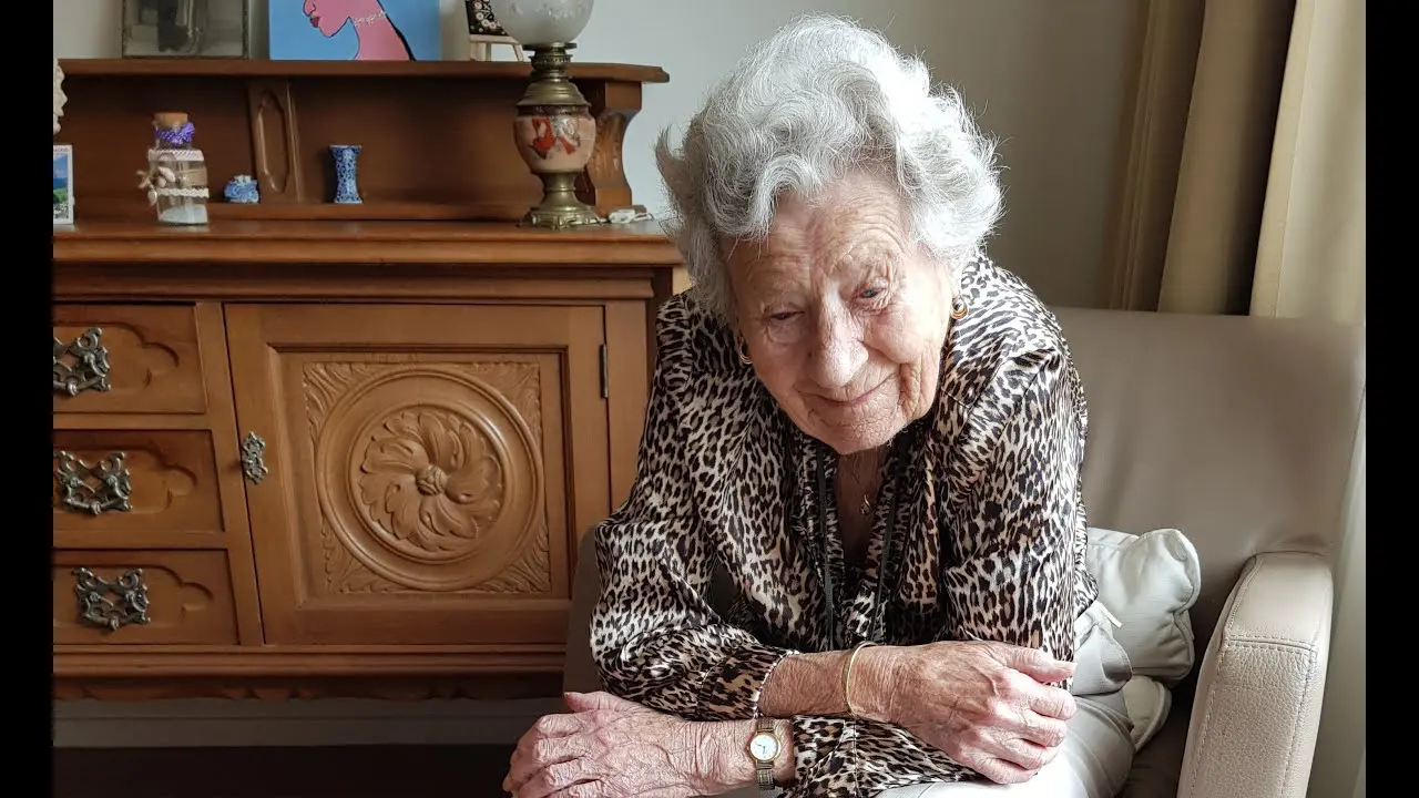 Rie, die KNGF via een legaat in haar nalatenschap heeft opgenomen, zittend in haar huiskamer