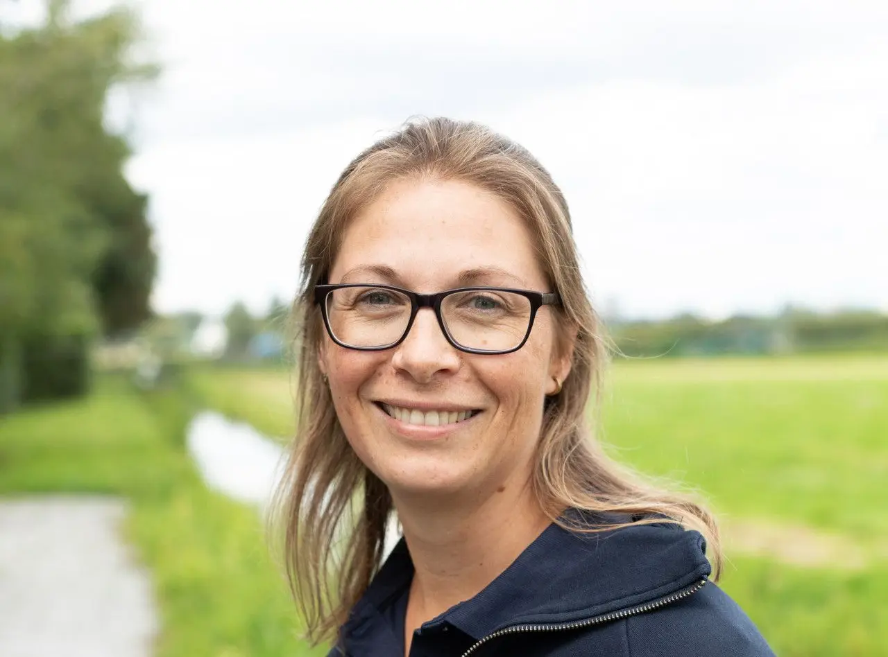 Portretfoto van Eva van Meeteren met een grasland als achtergrond