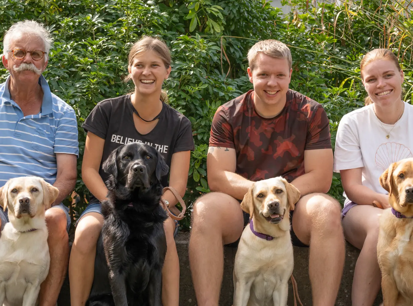 Groepsfoto van 4 clienten en hun toekomstige geleidehond tijdens de schoolinstructie