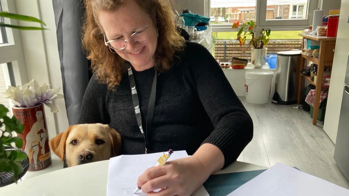 Martine tekent de overeenkomst waarmee Giggles haar blindengeleidehond wordt
