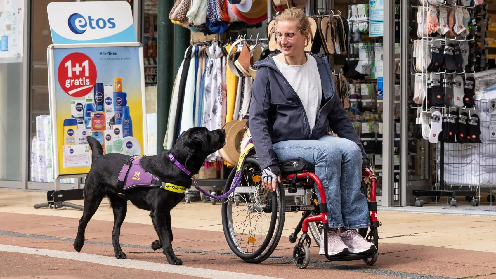 Nynke en assistentiehond Jissa in een winkelstraat