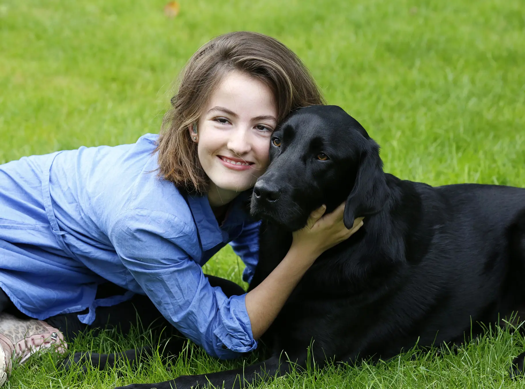 Ottilie en buddyhond Eastwood liggen samen op het gras