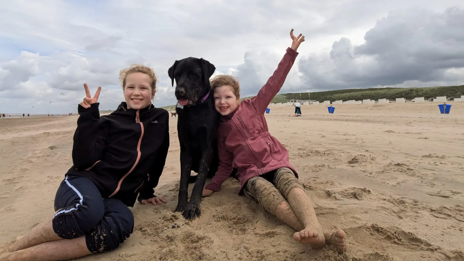 Elin met haar zus Saar en hulphond Memphis op het strand