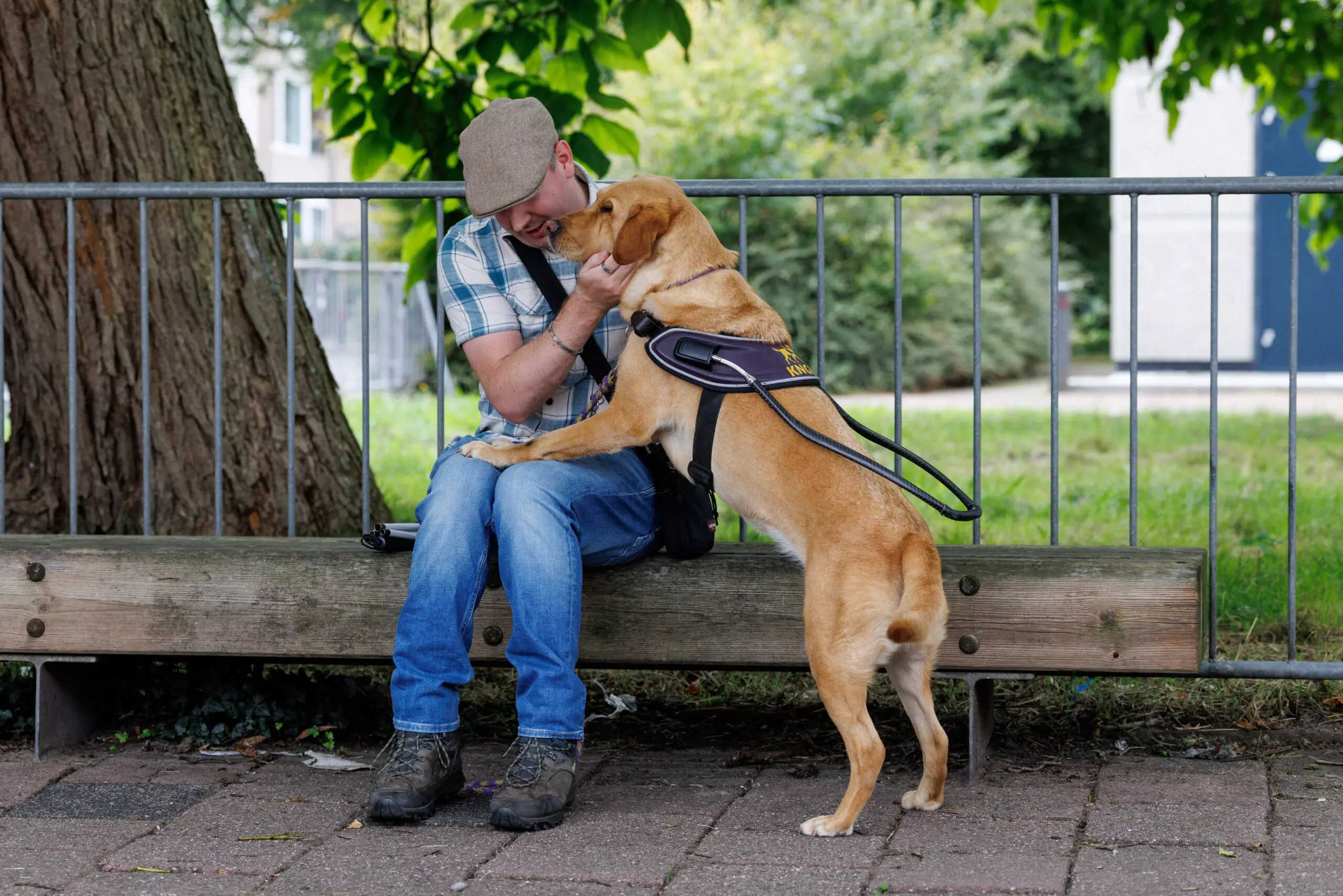 Geert knuffelt met zijn geleidehond