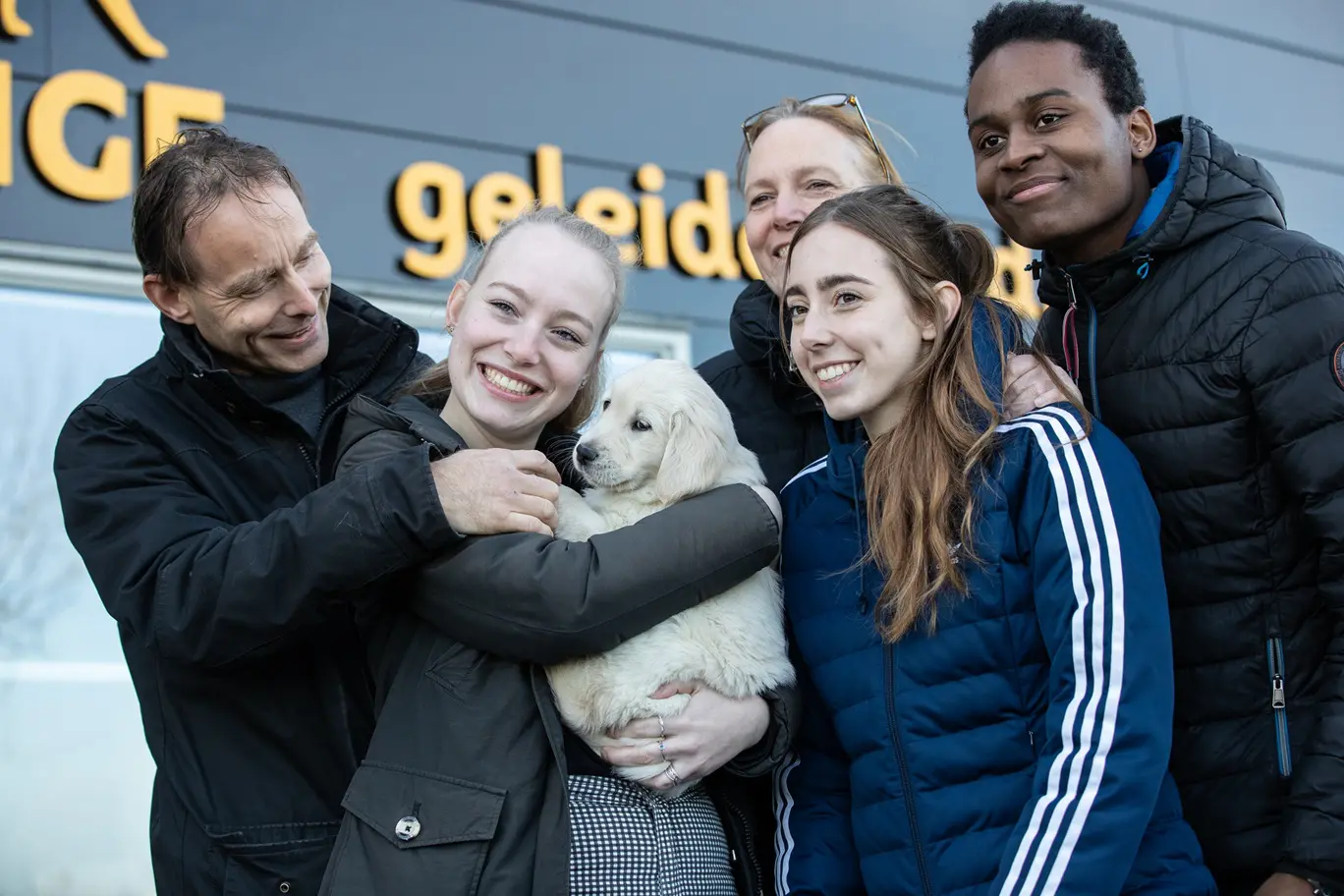 Puppypleeggezin haalt pup op