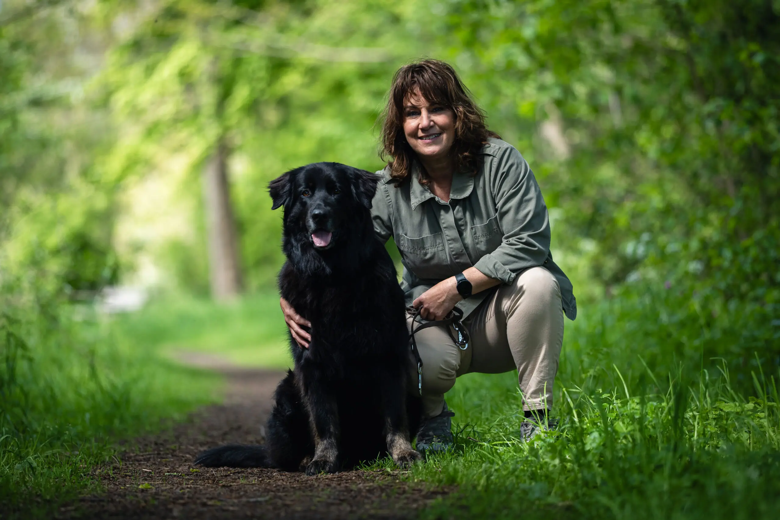 Erika samen met haar PTSS-assistentiehond Inou