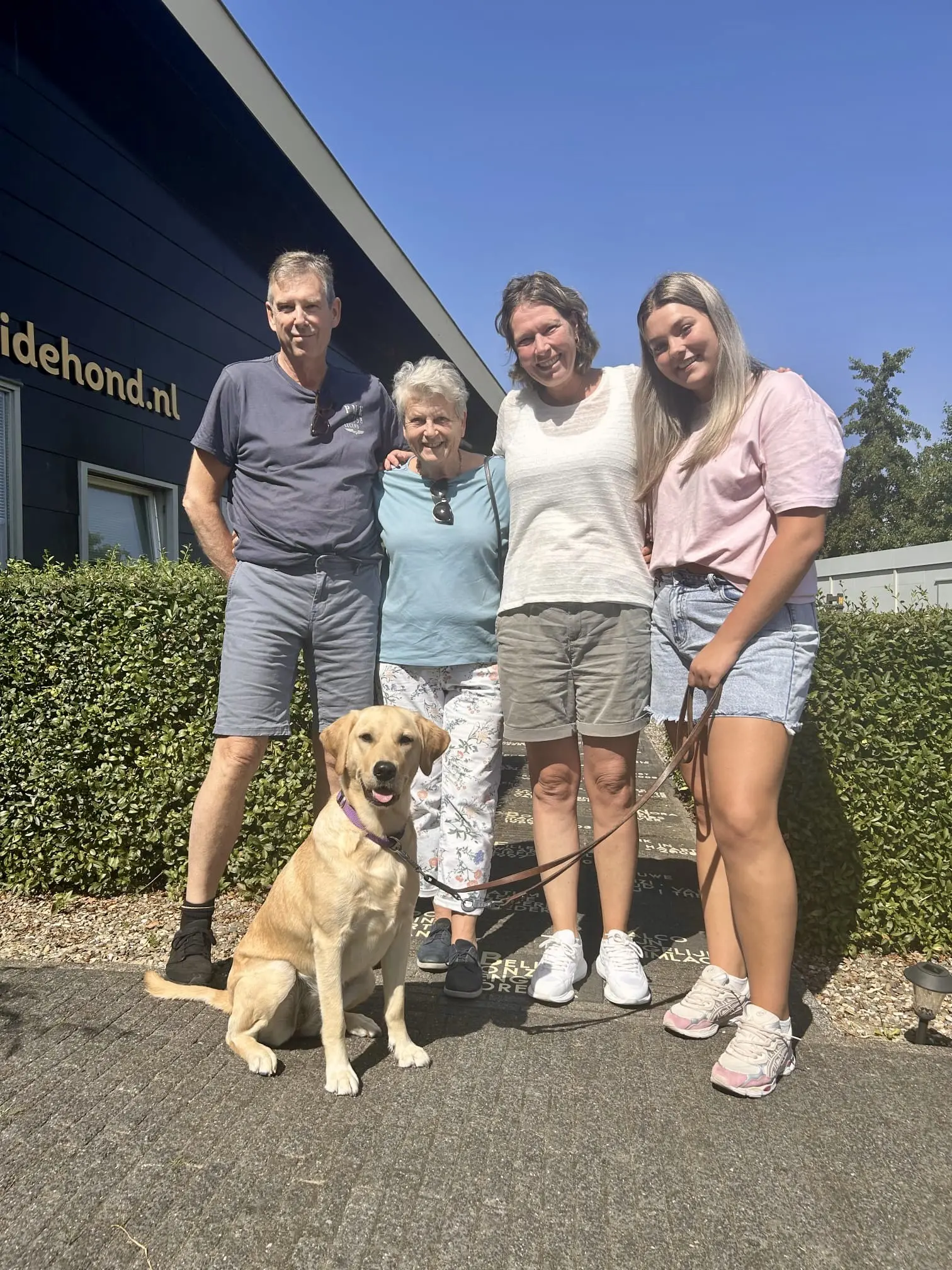 familieportret van gezin en een blonde hond