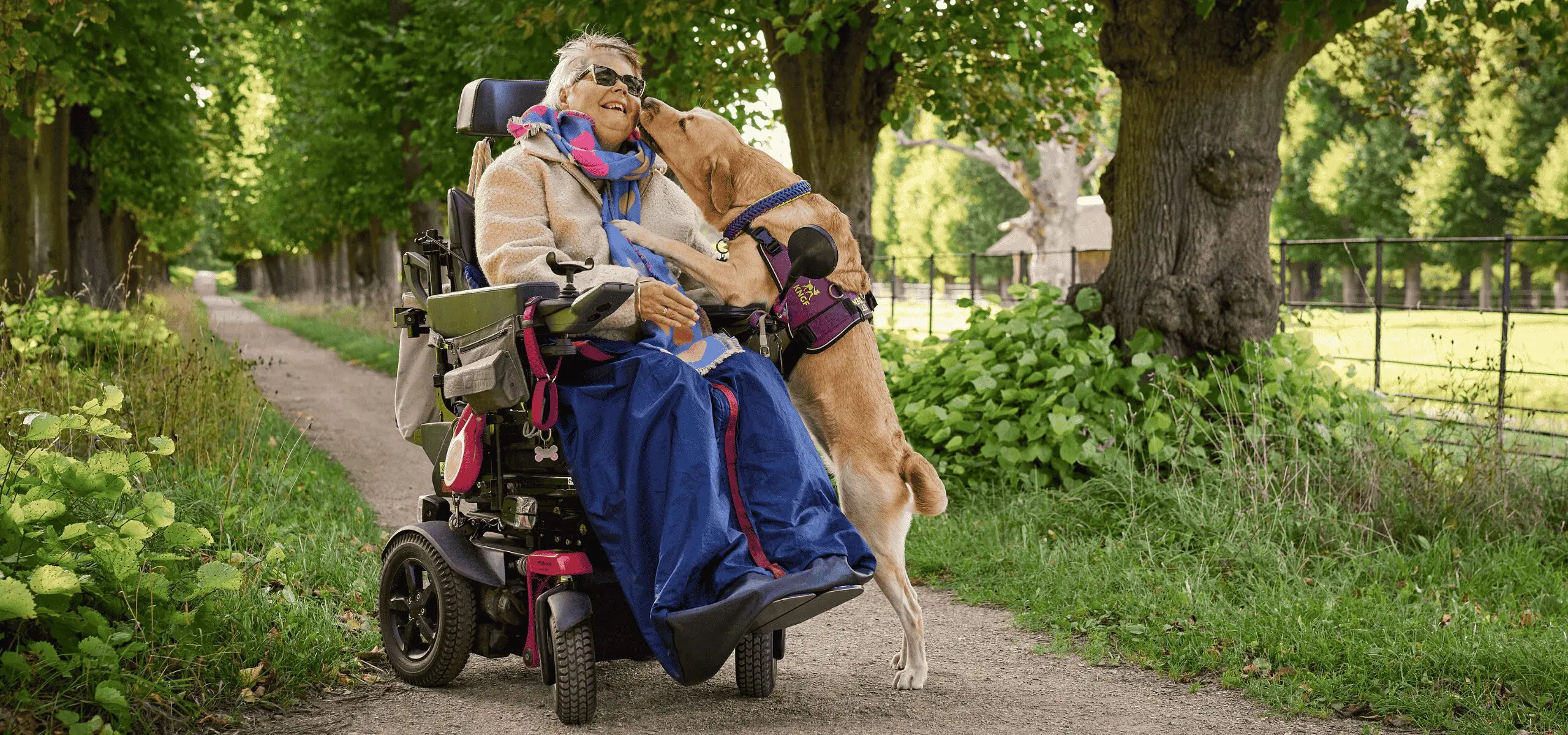 Marjanne en ADL-assistentiehond Cissy in het bos