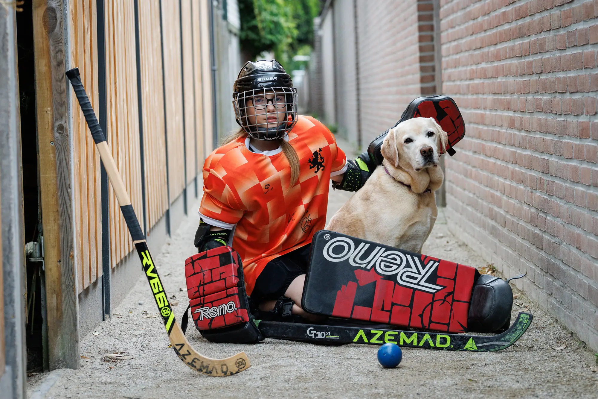 Ties in ijshocky-outfit naast assistentiehond Moody
