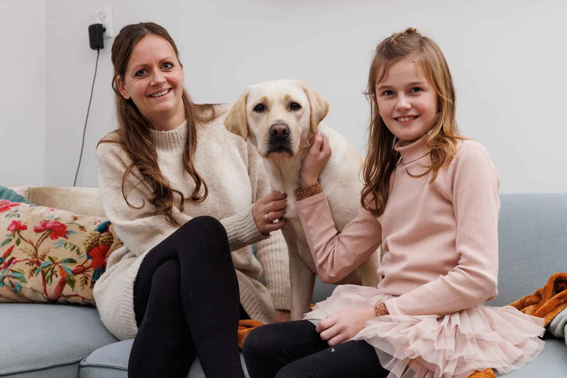 Isa met buddyhond Ona en haar moeder samen op de bank