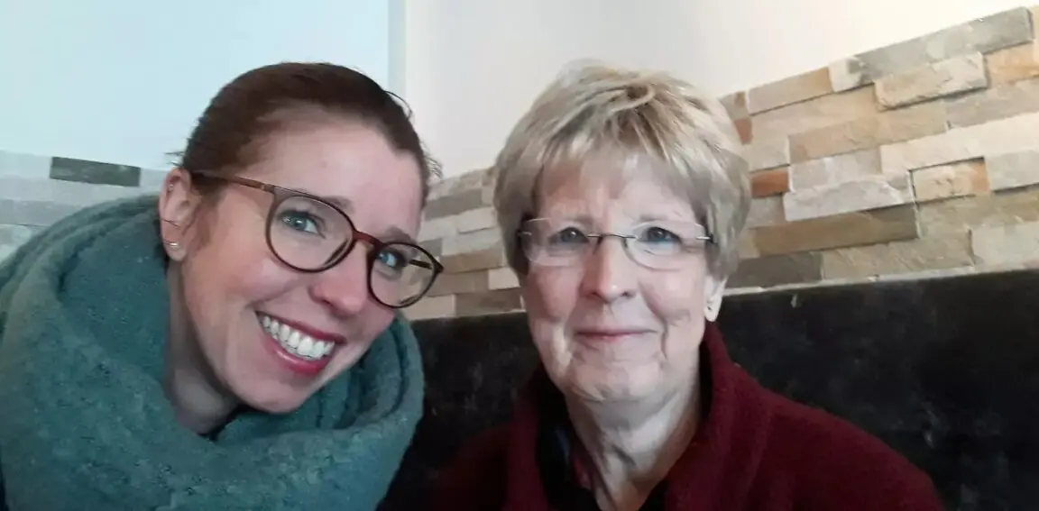 Ruth en haar moeder kijken lachend de camera in