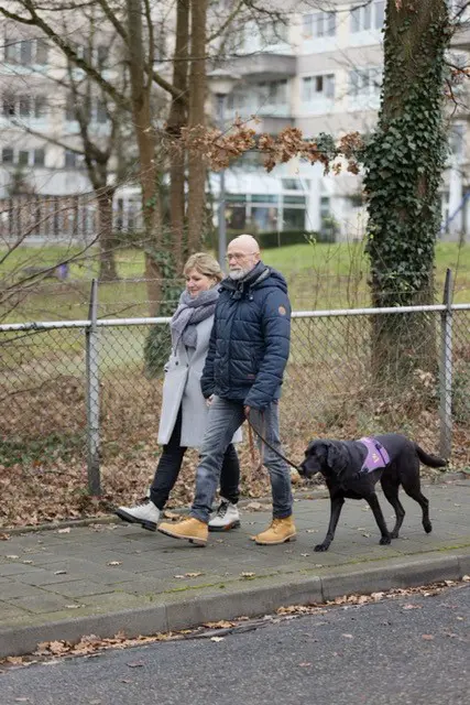 Jos, samen met zijn vrouw Sybille en achter hun loopt assistentiehond Dolly