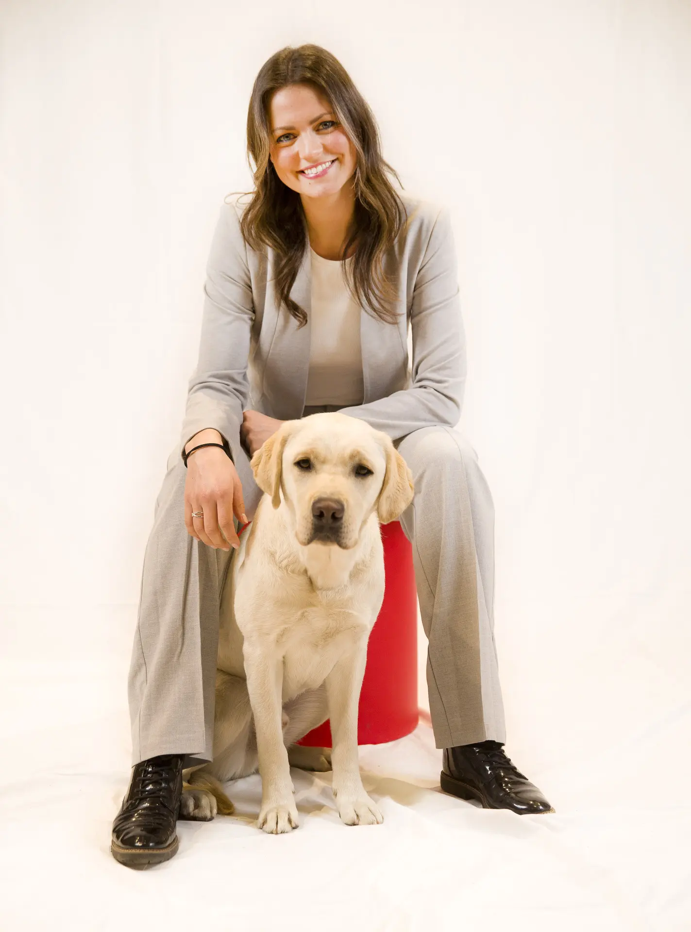 portret van jonge vrouw met hond