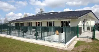 De kennel van KNGF geleidehonden van buiten gefotografeerd