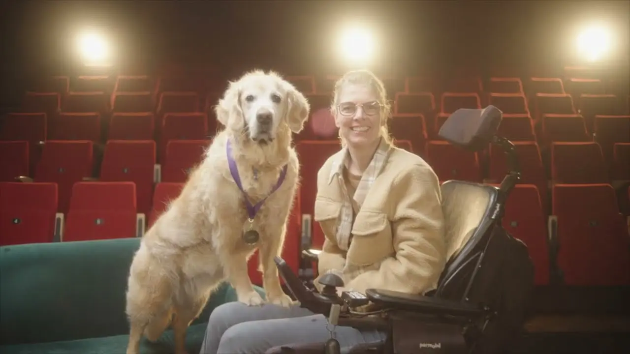 Ode aan de hulphond, Sandra en Babbe met op de achtergrond een theater