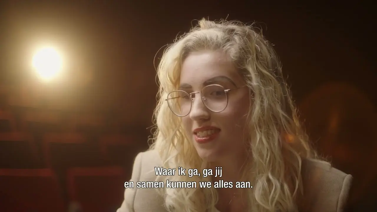 Sylvana vertelt over wat haar blindengeleidehond voor haar betekent, zij heeft een spotlight op haar gericht.